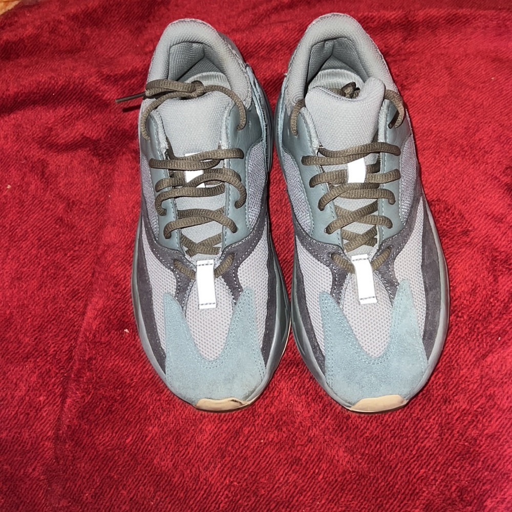 Yeezy 700 - Picture 4 of 4